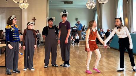 Probenarbeit für das Musical "Mogli und der Dschungel", eine Aufführung der Staatlichen Realschule Vöhringen. Ein Mädchen schlüpft in die Rolle des Mogli (Zweite von rechts) 