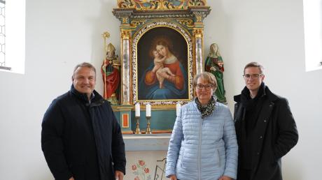 Bürgermeister Thorsten Wick (von links), Mesnerin Karin Kovac und Pfarrer Johannes Reiber freuen sich auf den Festgottesdienst in und vor der Kapelle Maria-Hilf in Unterrohr. 
