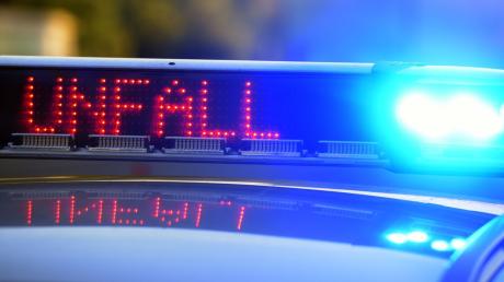Nach einem Unfall zwischen Langweid und Biberbach ist ein 13-Jähriger leicht verletzt, berichtet die Polizei. 