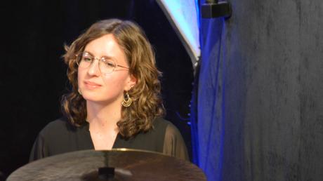 Schlagzeugerin Mareike Wiening präsentierte komplexe Musik im Neuburger Jazzkeller.