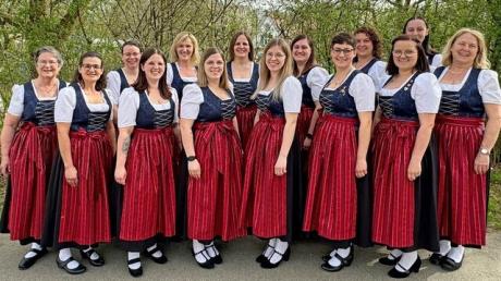 In ihrer neuen Tracht präsentierten sich die Musikerinnen der Blaskapelle Violau zusammen mit ihrer Dirigentin Marieluise Wetzstein (rechts) beim Frühjahrskonzert im Lagerhaus Unterschöneberg.
