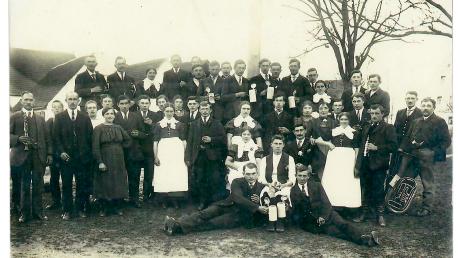 Das eindrucksvolle Gruppenbild entstand vor genau 100 Jahren bei der Pessenburgheimer Maibaumfeier 1924.