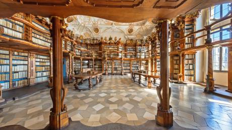 Eine Besonderheit der Staatlichen Bibliothek Neuburg ist der Bestand historischer Werke.