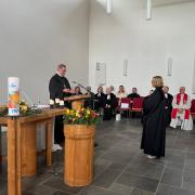 Dekan Frank Kreiselmeier verabschiedete Pfarrerin Ingrid Rehner aus ihrem Dienst in Wertingen.
