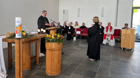 Dekan Frank Kreiselmeier verabschiedete Pfarrerin Ingrid Rehner aus ihrem Dienst in Wertingen.