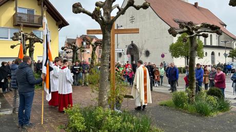 Bei der 72-Stunden-Aktion wurde das neue Gedenkkreuz vor dem Meitinger Pfarrheim eingeweiht.
