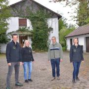 Sie nehmen vom alten Forsthaus in Illertissen Abschied (von links): FBG-Geschäftsführer Ekkehard Steger, Cornelia Kölbl, Bernd Karrer, Sabine Peters und Christopher Schoch.