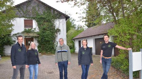 Sie nehmen vom alten Forsthaus in Illertissen Abschied (von links): FBG-Geschäftsführer Ekkehard Steger, Cornelia Kölbl, Bernd Karrer, Sabine Peters und Christopher Schoch.