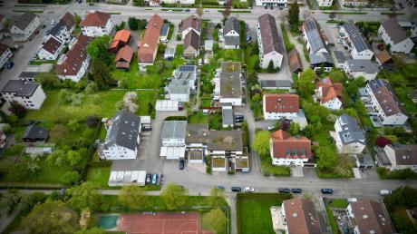 Im Wohngebiet "Hinter den Gärten" in Ludwigsfeld dürfen Häuser teilweise aufgestockt werden. Das stößt allerdings auf Widerstand. 