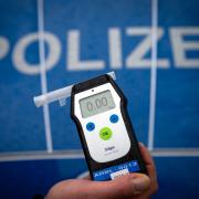 Bei einer Kontrolle in Gersthofen zieht die Polizei einen betrunkenen Autofahrer aus dem Verkehr. 