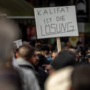 Auf einer islamistischen Demo in Hamburg haben Teilnehmende Plakate mit der Aufschrift "Kalifat ist die Lösung" hochgehalten. Was bedeutet die Forderung?