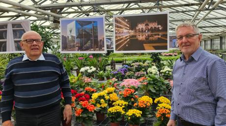 Die beiden Vorsitzenden der Fotofreunde Neusäß, Anton Hamm und Ulrich Weber, freuen sich diesmal über einen besonderen Ausstellungsraum für ihre Jahresausstellung „Spiegelungen“. In der Gärtnerei Reuß harmonieren ihre Bilder mit der bunten Blumenpracht.
