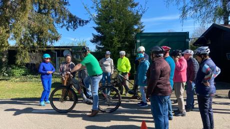 Ohne Helm geht nichts und mit dem richtigen Anfahren beginnt auch das E-Bike-Training: Großen Zuspruch gab es zum Kurs in Neusäß, den der Seniorenbeirat gemeinsam mit der Verkehrswacht organisiert hatte.