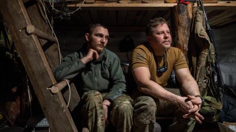 Ukrainische Soldaten der Asow-Brigade ruhen in einem Schützengraben an der Frontlinie in Richtung Kreminna, Region Donezk, aus.  