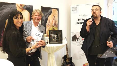 Am Sonntag präsentierte der Burgauer Robert Sauer in der Galerie Groß sein Buch "Der Koch im Haifischbecken". Links: seine Frau Luise. Der Abend wurde von Sänger Thomas Stieben begleitet.