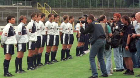 Die Spieler des Fußballbundesligisten SSV Ulm, angeführt vom Trainer Martin Andermatt (links) im Sommer 1999.  