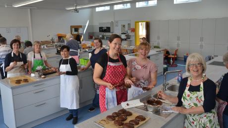Der Frauenbund Bellenberg nutzt die Küche der Uli-Wieland-Schule in Vöhringen, um Maikäfer zu backen. In der zweiten Reihe von links jeweils mit weißer Schürze: Irene Schmid und Franziska Bucher.