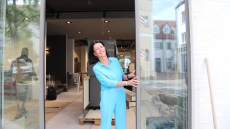 Auch im ehemaligen Fuchshuber-Haus in Aichach verkaufen Birgit Winkler und ihr Team bald Schuhe. Der neue Eingang ist schon fertig.