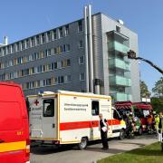 Fassadenbrand am Landsberger Klinikum. Die Feuerwehr kam mit einem Großaufgebot. Die einzelnen Stockwerke mussten evakueirt werden. 
