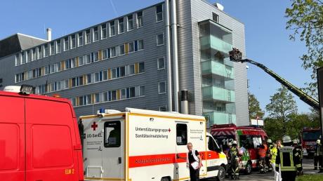 Fassadenbrand am Landsberger Klinikum. Die Feuerwehr kam mit einem Großaufgebot. Die einzelnen Stockwerke mussten evakueirt werden. 
