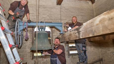 Die Glocken in der St. Lukas-Kirche hängen wieder. Jürgen Balbach, Gunar Zerfaß und Richard Eisele (von links) befestigten sie. 