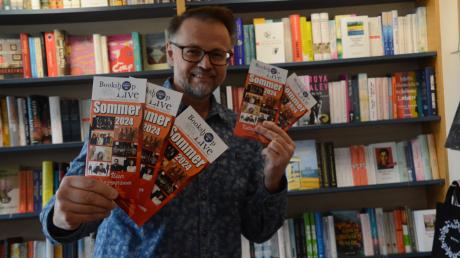 Hans Grünthaler von der Buchhandlung Schmid bietet wieder ein breites Sommerprogramm.