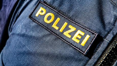 Laut Bericht der Polizei geriet zwischen Roppeltshausen und Nettershausen ein Traktor in Brand. .