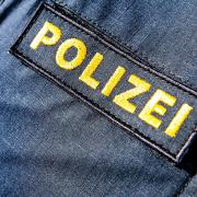 Ein Autofahrer ist infolge eines Sekundenschlafs mit seinem Auto von der Staatsstraße bei Wertingen abgekomen.