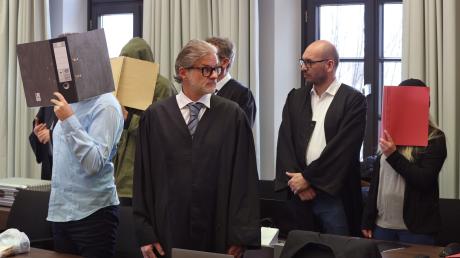 Im Prozess um den mutmaßlichen Doppelmord in Altenstadt am Landgericht Memmingen hatten die insgesamt sechs Anwälte der drei Angeklagten am Dienstag das Wort.   
