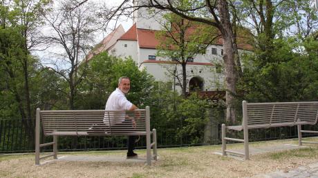 Bürgermeister Roland Eichmann ist mit dem neuen Aussichtsplatz mit Blick auf das Friedberger Schloss zufrieden.