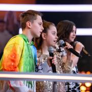 Lucas, Antonia und Erika treten bei den Battles von "The Voice Kids" gegeneinader an. Doch welche anderen Trios treten am 3. Mai noch auf? Welche Lieder werden gesungen?