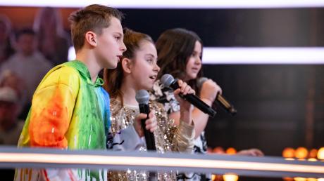 Lucas, Antonia und Erika treten bei den Battles von "The Voice Kids" gegeneinader an. Doch welche anderen Trios treten am 3. Mai noch auf? Welche Lieder werden gesungen?