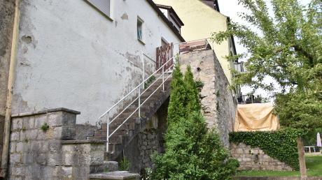 Von der historischen Stadtmauer in Wemding stürzte in der Mainacht ein junger Mann in die Tiefe.