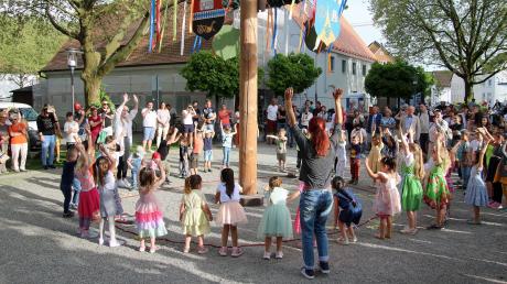 Mädchen und Buben tanzten in Illertissen um den stattlichen Maibaum.