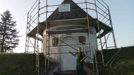 Waltenhausens Bürgermeister Alois Rampp vor dem Hochbehälter, der renoviert werden muss, weil unter anderem eine Dachrinne abgerissen wurde.