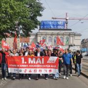 Mehr als 1000 Menschen gehen am 1. Mai bei Kaiserwetter in Augsburg auf die Straße, um für mehr Lohn, Sicherheit und Freizeit zu kämpfen.