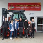 Vor 25 Jahren gründete Christoph Fischer (Vierter von links) die Firma Fischer Gabelstapler. Im Team dabei sind Lukas Fischer, Doris Steinle,  Thorsten Glink,  Maximilian  Bieber, Birgit Weschta und Manfred Rittler.