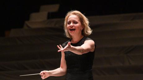 Anna Skryleva dirigiert das 7. Sinfoniekonzert der Augsburger Philharmoniker im Kongress am Park.