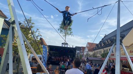 Zum Tanz in den Mai hatten in Wertingen die Stadt und Feuerwehr eingeladen. Mit verschiedener Musik, Tänzen, Kulinarischem und Kinder-Jumping war für alle Altersklassen gleichermaßen etwas geboten.