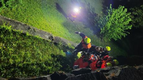Nächtliche Rettungsaktion in Wemding: Sanitäter und Feuerwehr holten das Opfer aus dem Stadtgraben.
