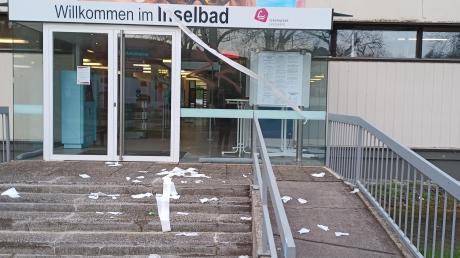 Freinacht in Landsberg: Das Graffiti am Eingang des Inselbad ist schon wieder weg, doch das Toilettenpapier zeugt noch von den Taten der Jugendlichen. 
