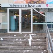 Freinacht in Landsberg: Das Graffiti am Eingang des Inselbad ist schon wieder weg, doch das Toilettenpapier zeugt noch von den Taten der Jugendlichen. 