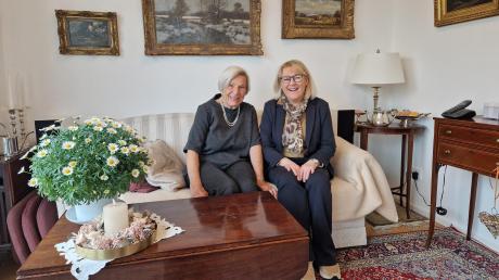 Erika Thaller (links) aus Illertissen feiert 90. Geburtstag. Zweite Bürgermeisterin Helga Sonntag überbrachte Glückwünsche der Stadt.