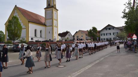 Nach dem Aufstellen des Maibaums zog der Burschenverein Sielenbach mit den Festdamen angeführt von der Blaskapelle Sielenbach zum Festplatz.