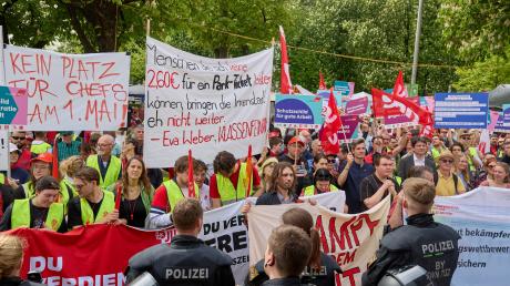 Die Schließung der Augsburger Karstadt-Filiale war eines der beherrschenden Themen der Kundgebung zum 1. Mai.