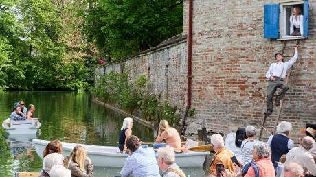 Ahoi Augsburg! Bertolt Brecht lud am 1. Mai bei der Premiere der Kahnfahrtfestspiele zu einer musikalisch-theatrischen Bootsfahrt am romantischen Stadtgraben ein.  