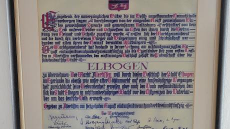 Urkunde über die am 16. August 1953 geschlossene Patenschaft des Marktes Illertissen für die aus Elbogen vertriebene deutsche Bevölkerung, von denen viele in Illertissen gestrandet sind.