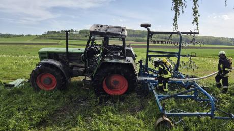 Zum zweiten Mal innerhalb von gut zwei Wochen ist in der Gemeinde Huisheim ein Traktor während der Feldarbeit in Brand geraten. 