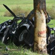 Mit unvorstellbarer Wucht ist ein 28-Jähriger mit seinem Auto bei Tagmersheim gegen einen Baum gekracht. Der Fahrer war auf der Stelle tot.