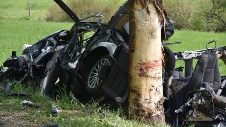 Mit unvorstellbarer Wucht ist ein 28-Jähriger mit seinem Auto bei Tagmersheim gegen einen Baum gekracht. Der Fahrer war auf der Stelle tot.